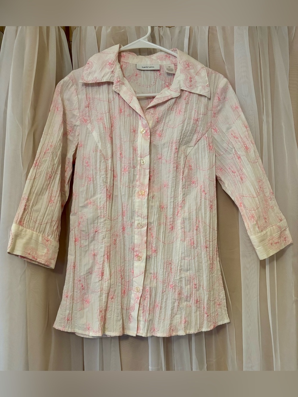 Vintage Tantrums Size M Crinkle Button-Front Shirt with Pink Floral Motif